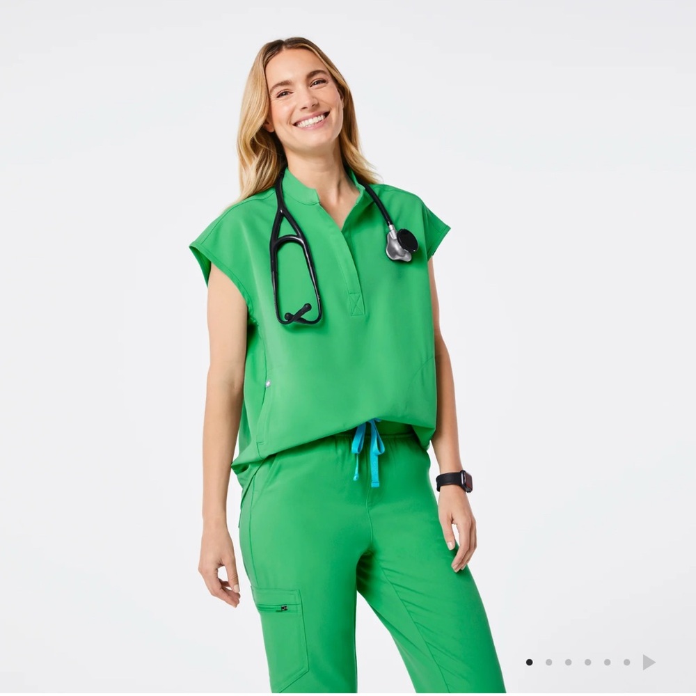 Women’s Figs Rafaela oversized Green Medical Scrub Top size medium